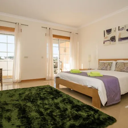 Charming Family Townhouse In Albufeira, Algarve Албуфейра