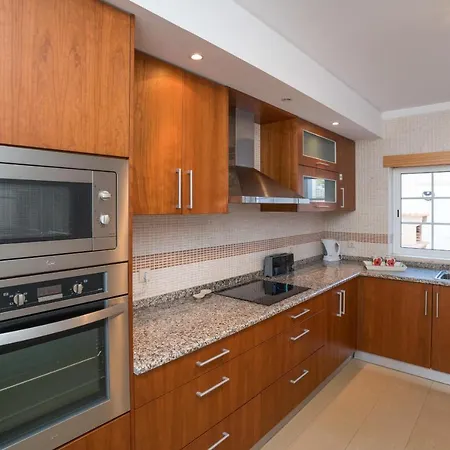 Charming Family Townhouse In Albufeira, Algarve Будинок відпочинку Албуфейра