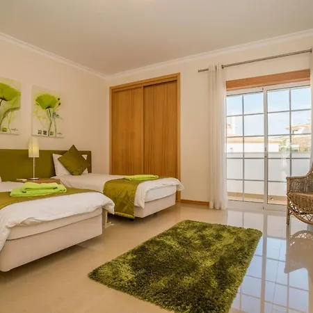 Charming Family Townhouse In Albufeira, Algarve Будинок відпочинку Албуфейра